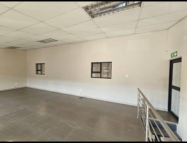 650M² WAREHOUSE TO LET IN WYCHWOOD